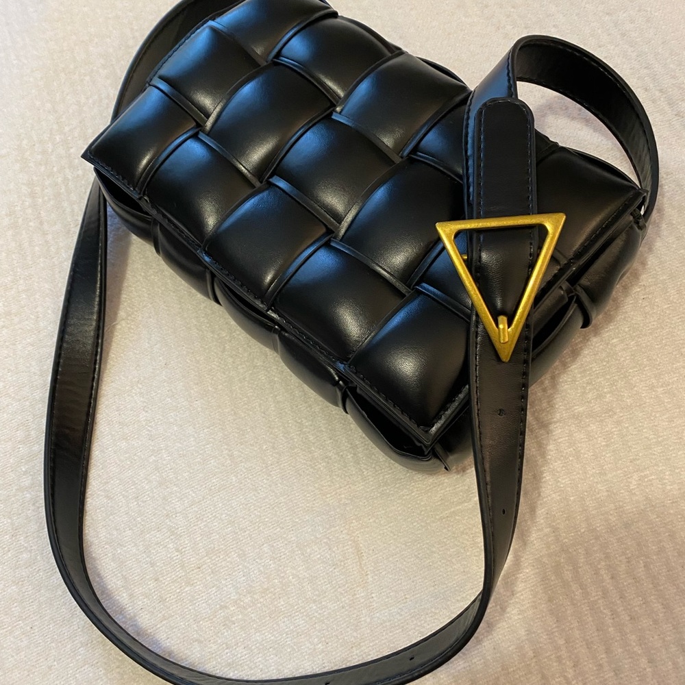 Looks like a Bottega Veneta. Never used
